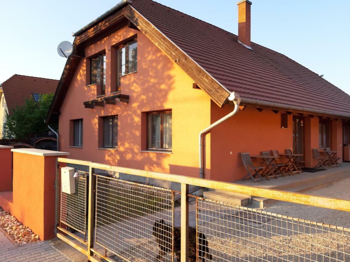 Napos Vendeghaz Hotel Gyor Exterior photo