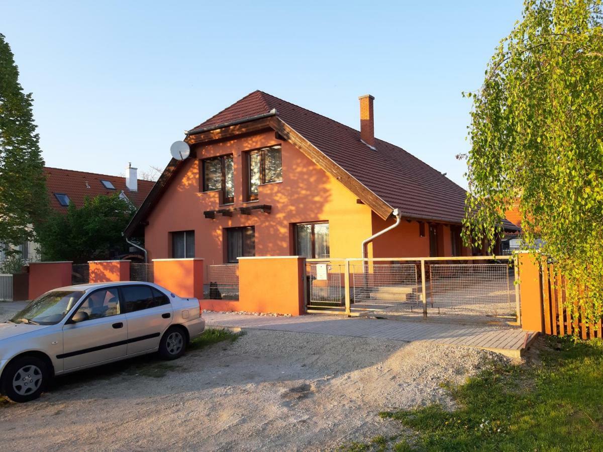 Napos Vendeghaz Hotel Gyor Exterior photo